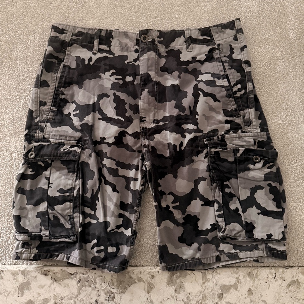 Men’s Levi’s 36” black grey camo Levi’s cargo shorts